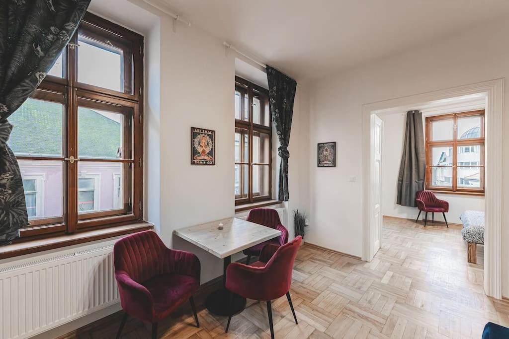 Carolina'S Yoga Apartment Hradec Kralove Exterior photo
