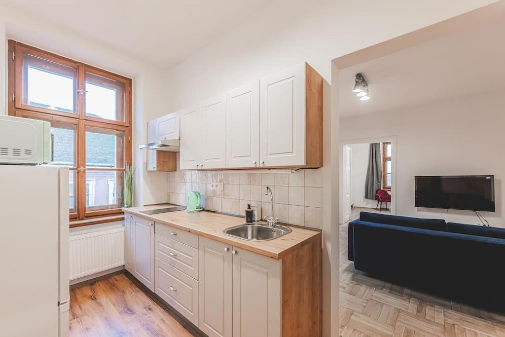 Carolina'S Yoga Apartment Hradec Kralove Exterior photo
